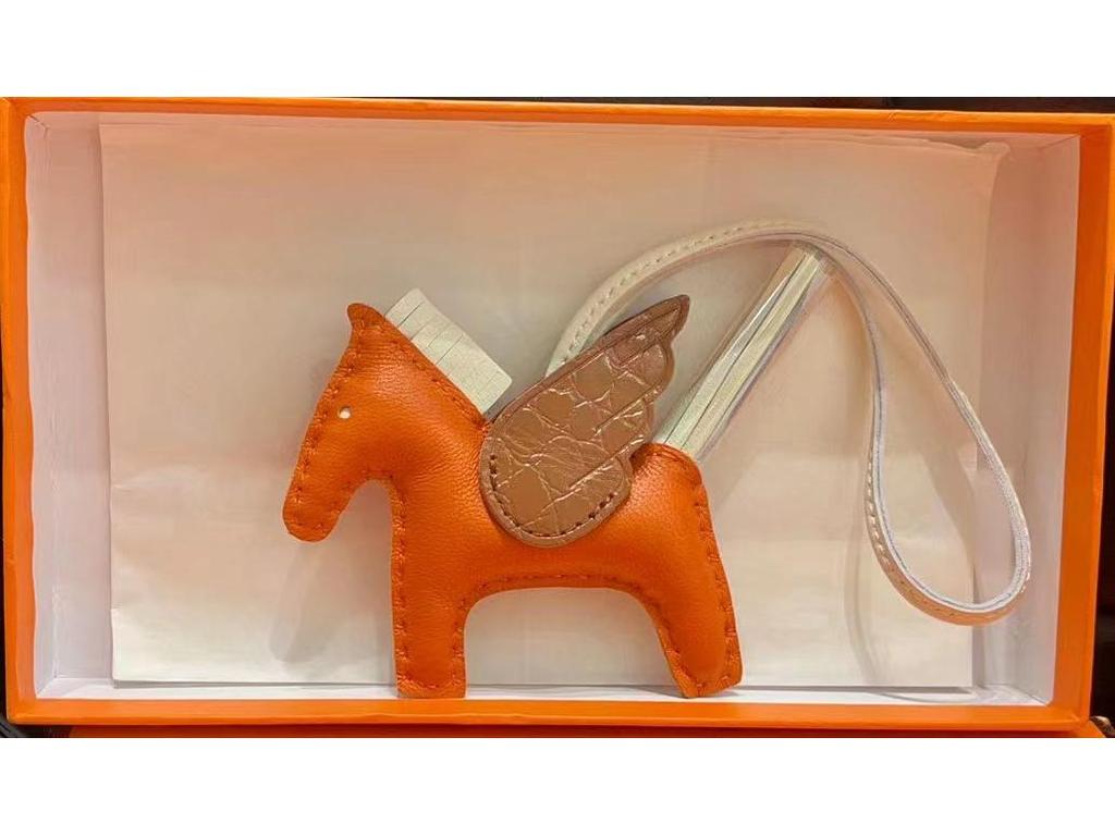 Подвеска для сумки-лошадки из натуральной кожи с отделкой из овчины и крокодила, сшитой вручную