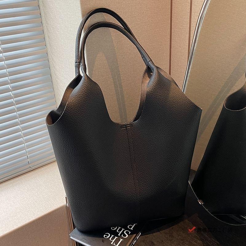 Large Capacity Bag Women's New Korean Version Fashion One Shoulder Armpit Bag Casual Commuting Soft Surface Portable Bucket Bag