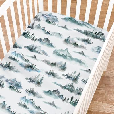 Акварельный рисунок туманного леса, приталенные простыни для детской кроватки для девочки, мальчика - 52"x28" Лесной горный туманный наматрасник для детской кроватки - Мягкий дышащий детский