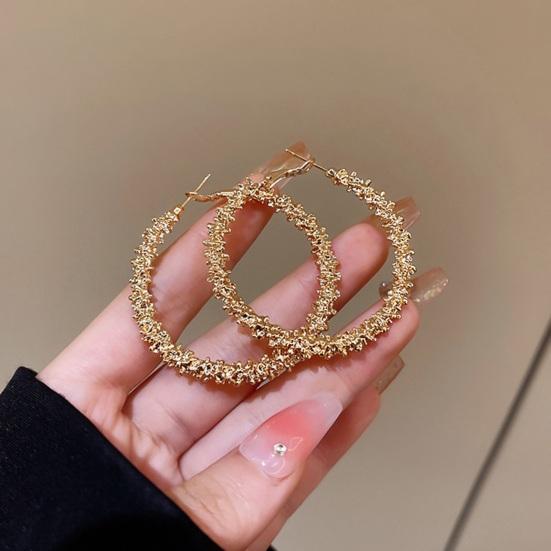 Производители ювелирных украшений поставляют круглые женские серьги