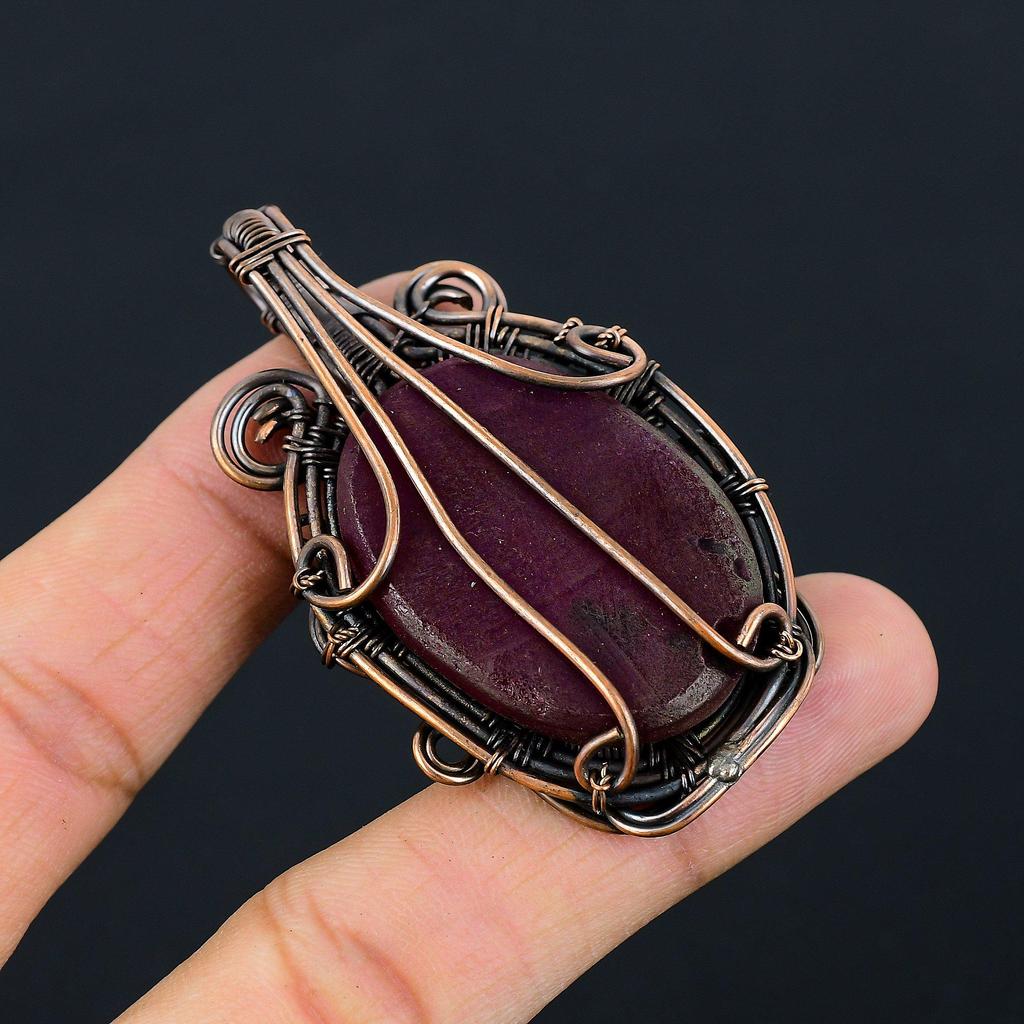 Созданный в лаборатории рубиновый драгоценный камень из чистой медной проволоки, обернутый ювелирными изделиями ручной работы