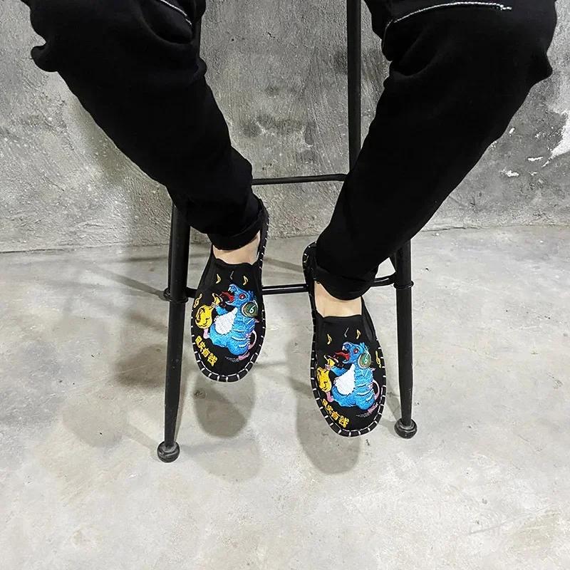 Тканевые туфли с цветочной вышивкой, мужские мокасины для мужчин-Gommino, студенческая повседневная обувь, модный национальный китайский стиль 2024