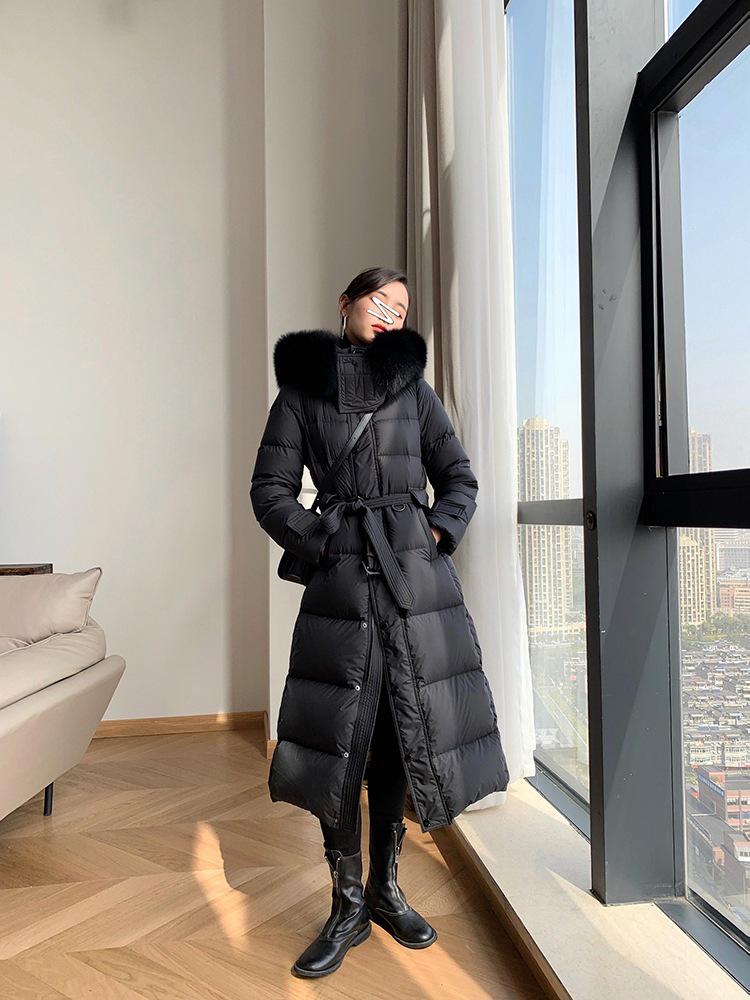 Женская роскошная облегающая куртка из белого утиного пуха с капюшоном и отделкой из лисьего меха