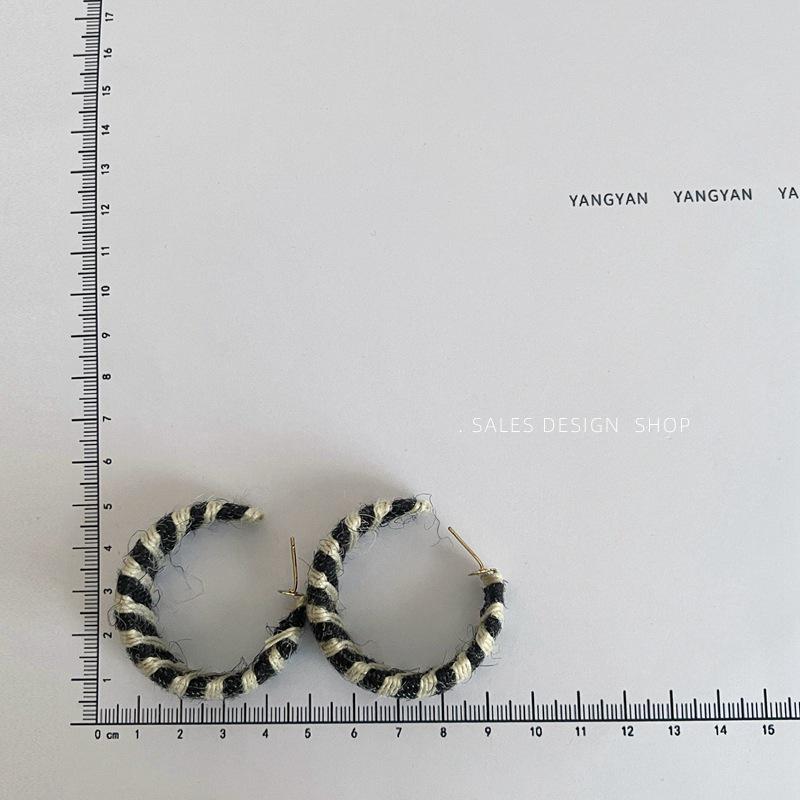 Элегантные серьги из вязаной пряжи в форме буквы С: Высококачественная мода Осень/Зима для женщин