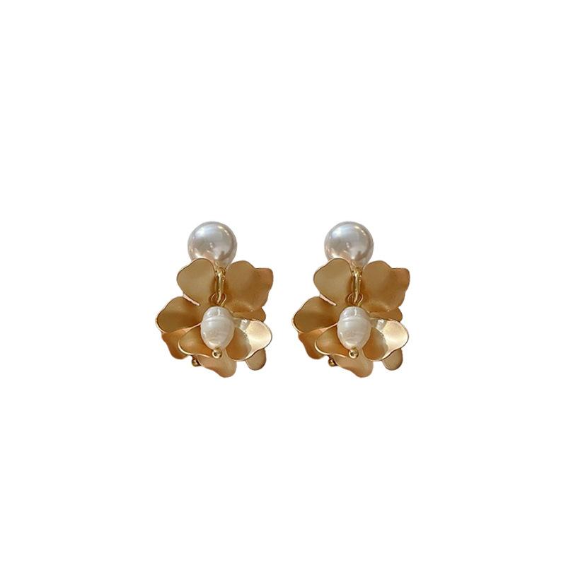 Silver Needle Freshwater Pearl Flower Earrings French Retro Simple Temperament Earrings Premium Versatile New Earrings Women