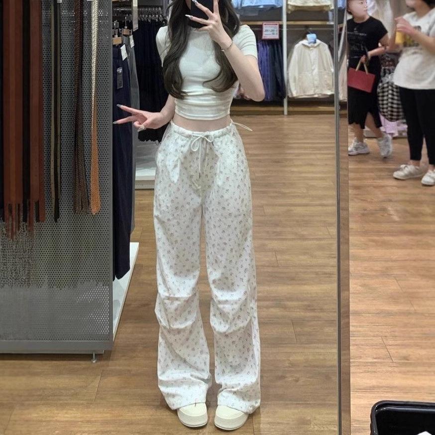 Женские брюки карго широкие из ледяного шелка с цветочным принтом на весну/лето 2025: Свободный Ретро Спортивный Стиль