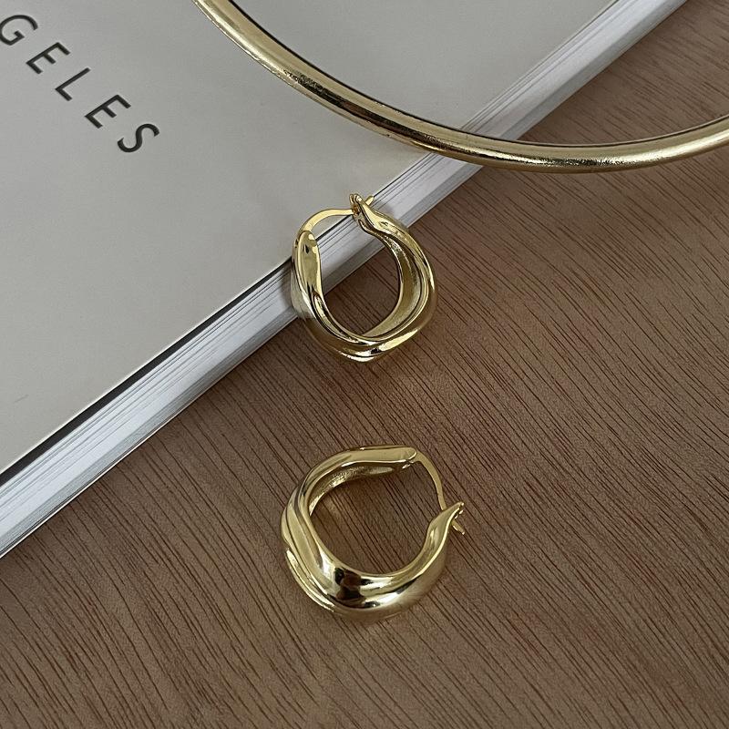 Винтажные серьги с неровными складками, женские серьги-лава, темпераментный нишевый дизайн, ветер инс, элегантные, простые, легкие, минималистичные серьги-кольца