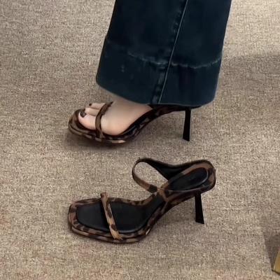 Женские тапочки, летние, новые, на высоком каблуке, с квадратным леопардовым принтом, простые, модные, удобные, полые тапочки с увеличенным носком