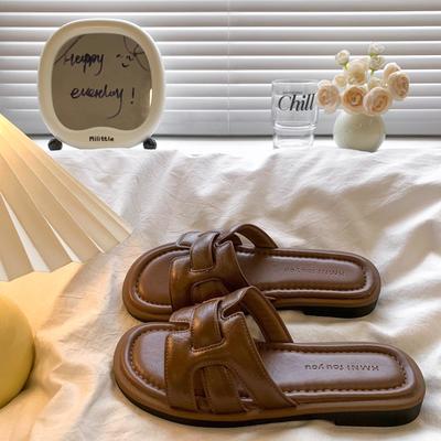 Ретро французские шлепанцы на одно слово женские летние 2025 новые интернет-знаменитость на плоской подошве пляжные сандалии для отпуска повседневные сандалии