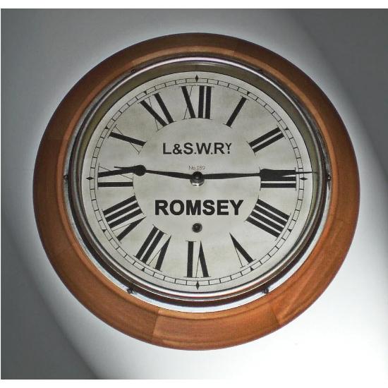 Деревянные часы в стиле LSWR на станции Romsey в стиле Юго-Западной железной дороги Лондона