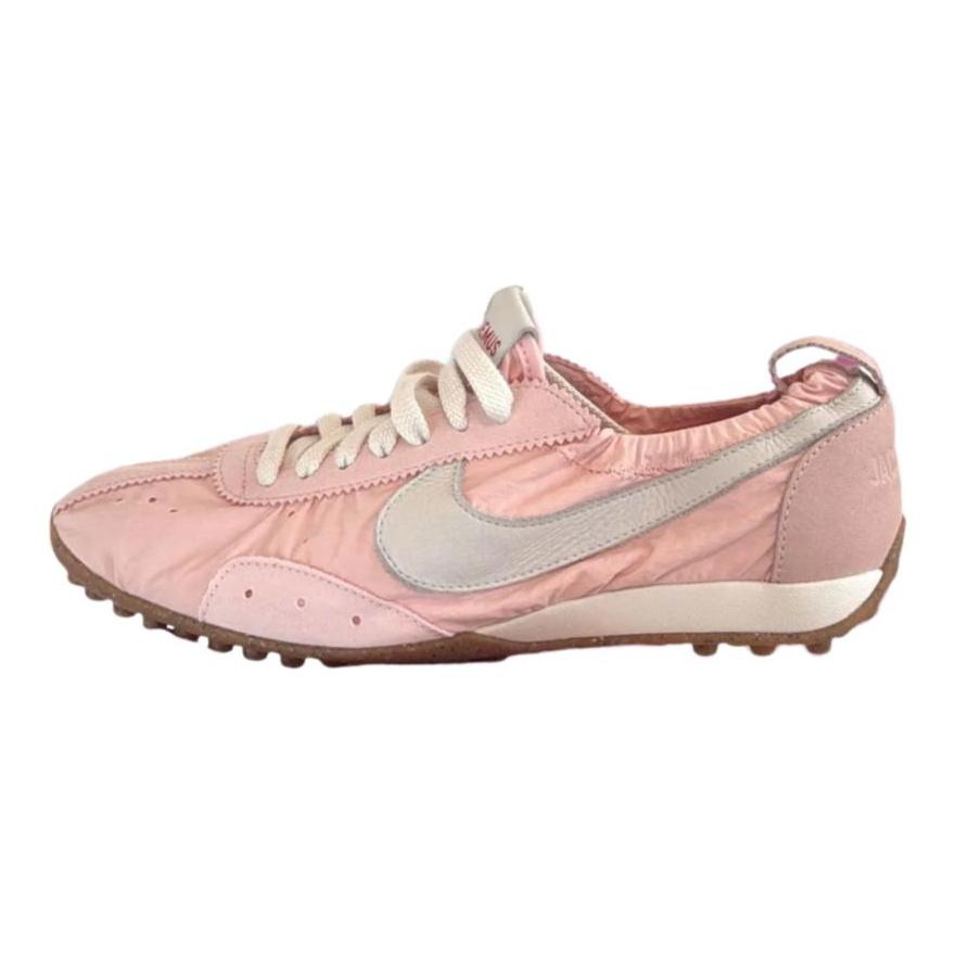 Jacquemus x Nike Moon Shoe SP Алюминиевый Розовый Женские Кроссовки Sail-University-Red HV8547-601