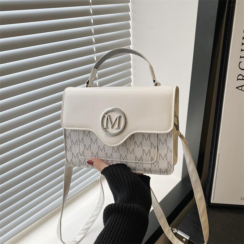 Сумка с принтом букв на плечо Женская маленькая сумка с клапаном для повседневного использования