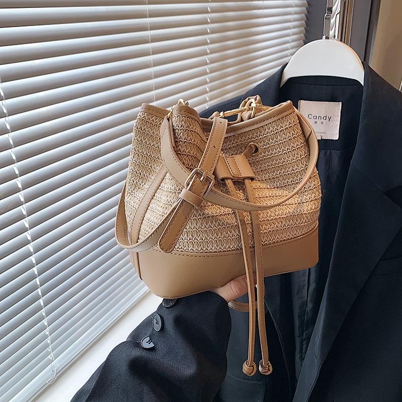 Новая соломенная плетеная контрастного цвета темпераментная сумка-ведро модная трендовая большая вместимость ручная женская сумка