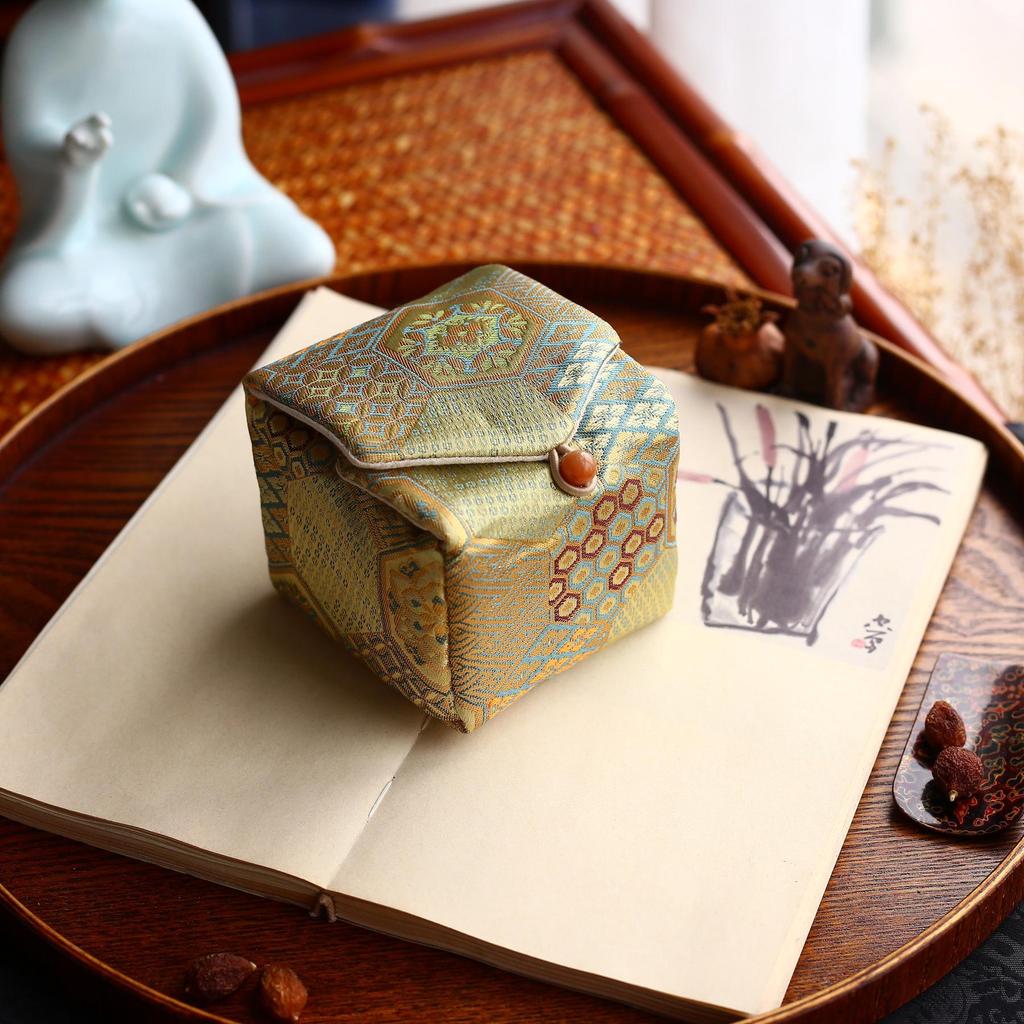 Набор керамических чашек Гайвань и чайник из исинской глины с китайской и японской парчой 34 цветов в хлопковом мешочке