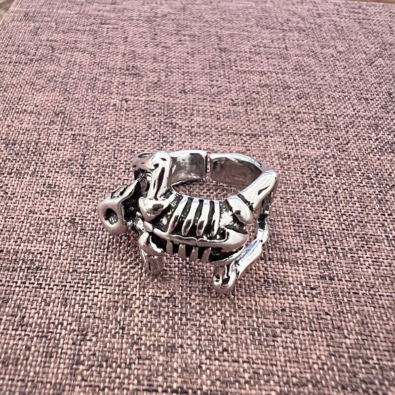 Кольцо Dark Series Retro Skull Five-Claw Ring - крутой аксессуар в стиле хип-хоп и уличный стиль