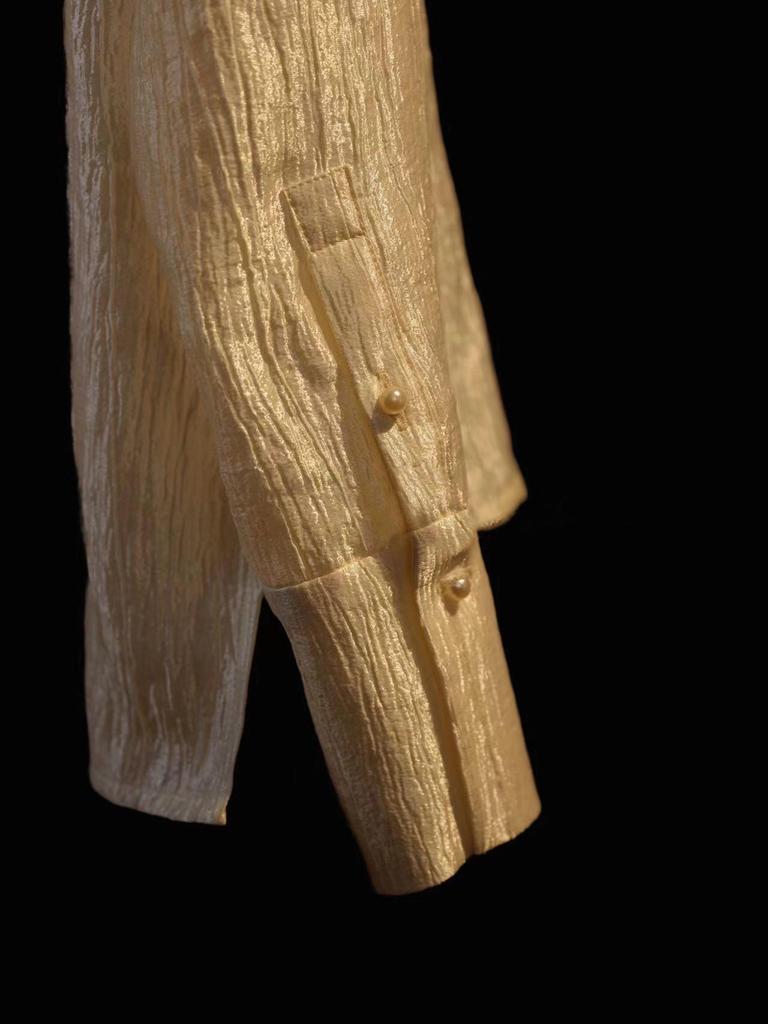 2026 Ранняя весна Нишевый дизайнерский струящийся золотой элегантный топ