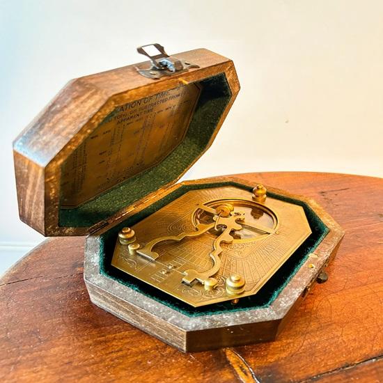 Компас для солнечных часов в викторианском морском стиле в деревянной коробке