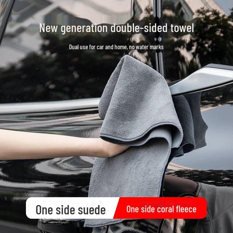 Премиальное замшевое полотенце для мытья автомобиля: Не линяет, обладает высокой впитывающей способностью, быстро сохнет для эффективной уборки.