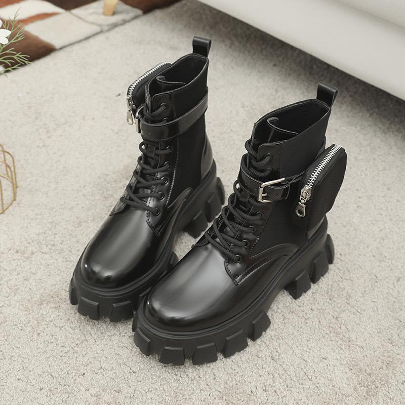 Модные женские ботинки на платформе, кожаные мотоциклетные ботильоны на танкетке, женская обувь на шнуровке, модные черные ботинки с ремешком, пряжкой и карманом