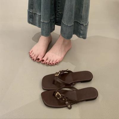 Летом 25 года новая корейская версия нишевых дизайнерских шлепанцев с пряжкой на ремешке, сандалий с открытым носком и перемычкой между пальцами, на плоской подошве, крутые шлепанцы