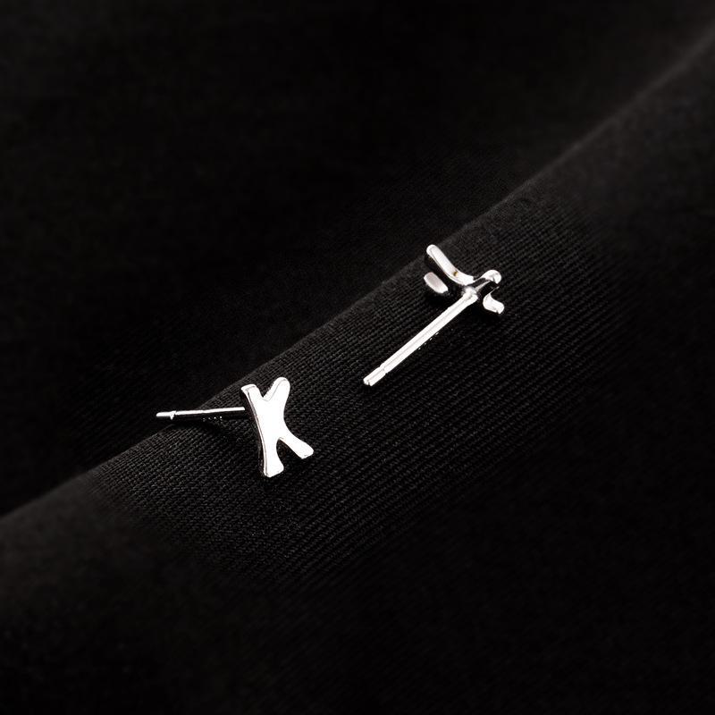 Серьги Banyan Tree S925 Silver с английским алфавитом для женщин - маленькие, удобные, одиночные серьги для сна