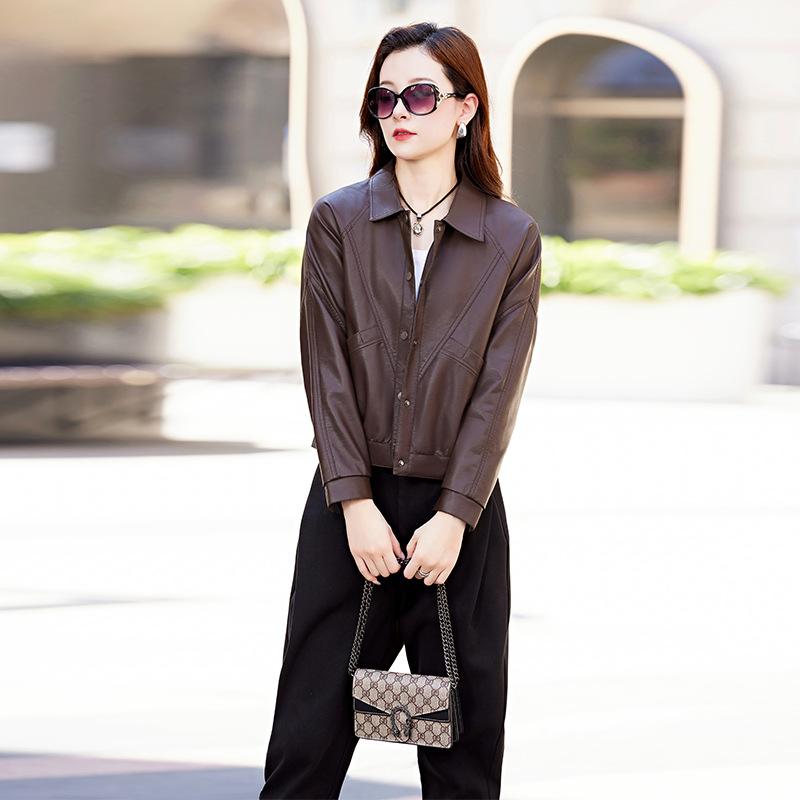 Женская кожаная куртка с короткими лацканами. Новый осенний стиль со стильным дизайном, уменьшающий возраст матерей с курткой маленького роста.