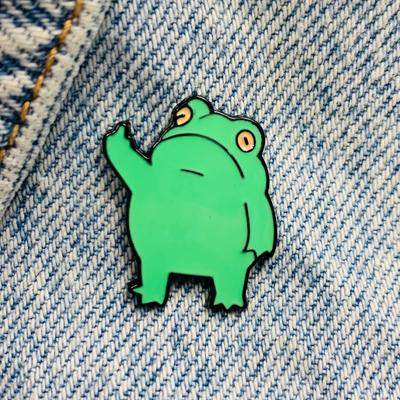 Новая эмалированная булавка в виде лягушки, показывающая средний палец, забавное животное, металлический разъем, подарок на день рождения, 1 шт.