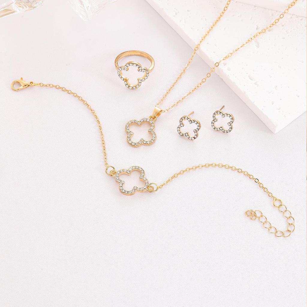 Комплект украшений «Блестящий четырехлистный клевер»: Ожерелье, браслет, серьги и кольцо с полыми бриллиантами 