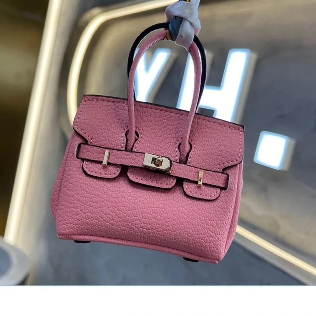 Компактная подвеска-мини-сумка из синтетической кожи с брелком для ключей и держателем для наушников - доступна в нескольких цветах