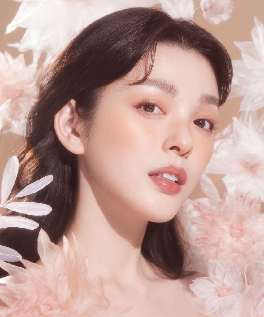 Блеск для губ Blooming Edition Glass Shine