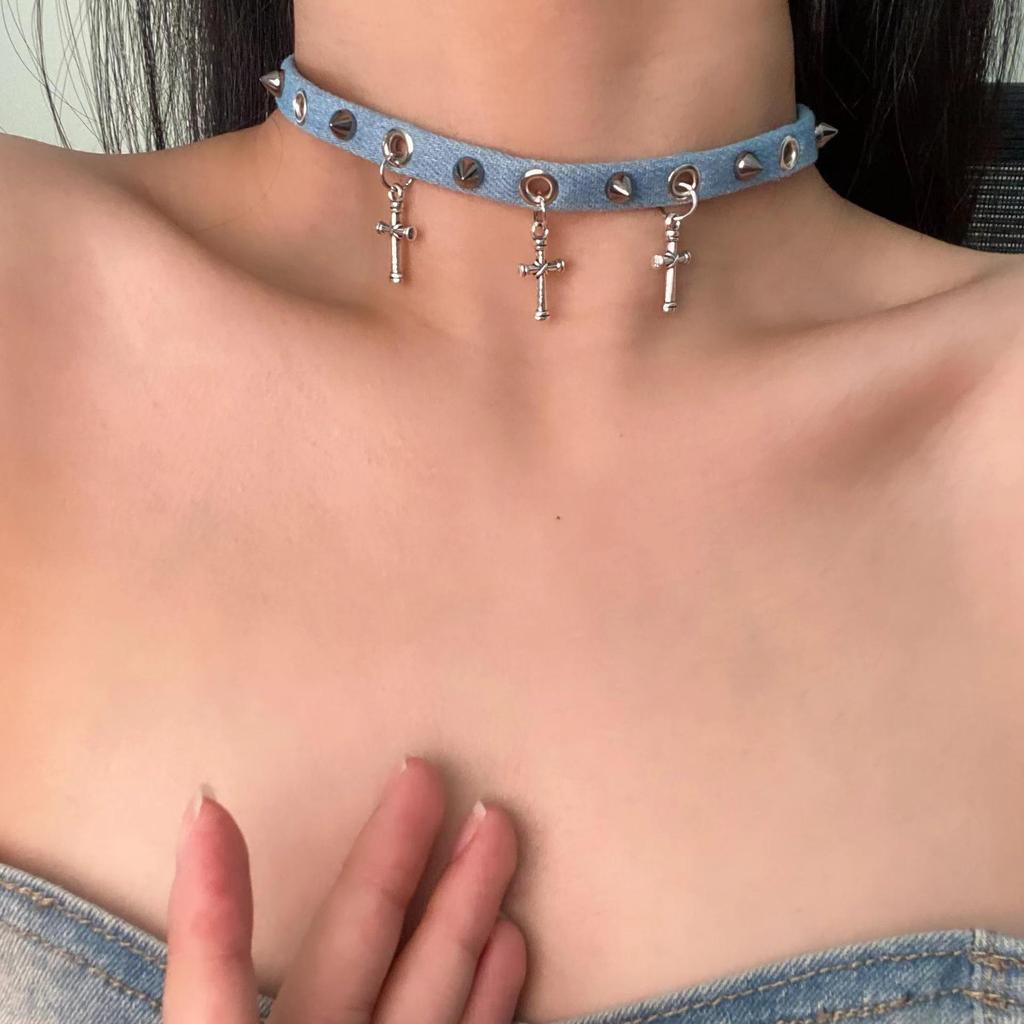 Chic Cross Pendant Necklace for Women - Trendy, Versatile, and Luxurious Clavicle Accessory.