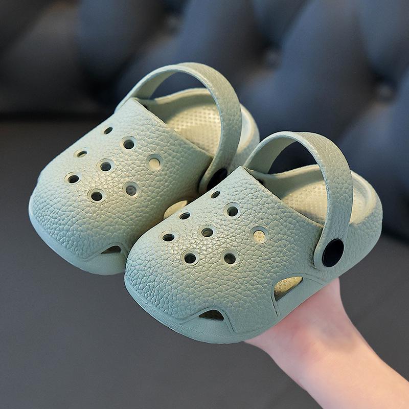 Хиты продаж 2026 года Crocs для детей - Нескользящие слипоны для дома и улицы, Закрытая обувь для мальчиков и девочек
