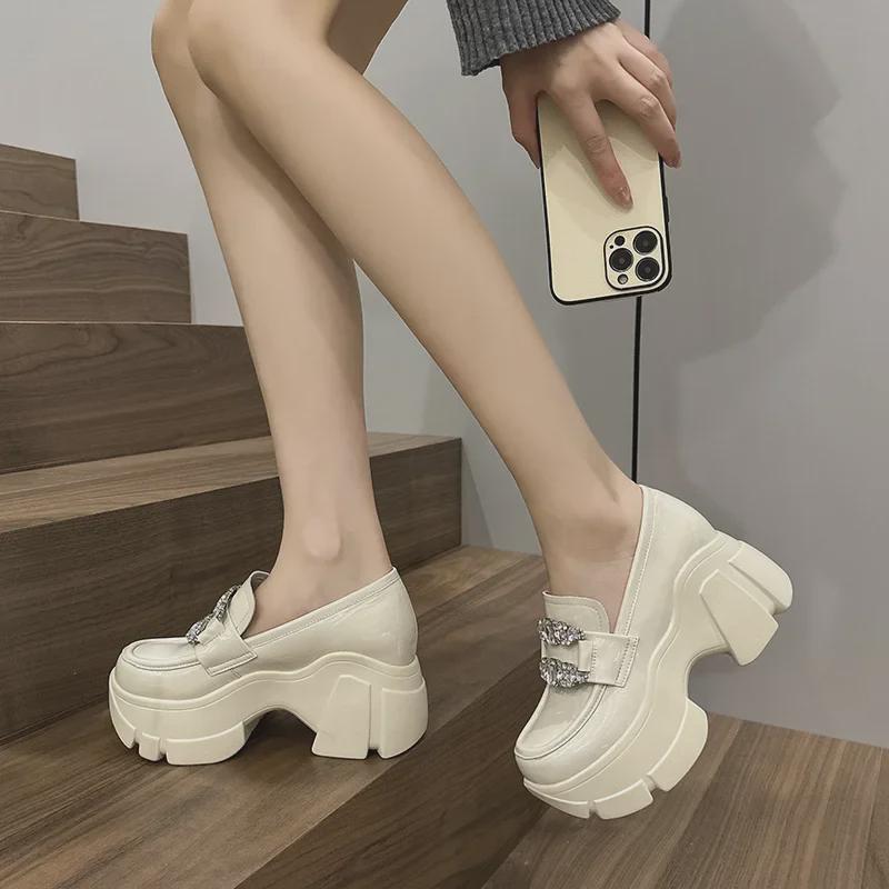 Женские весенние туфли-лоферы 2025 года на толстой подошве с внутренней высотой и небольшой платформой