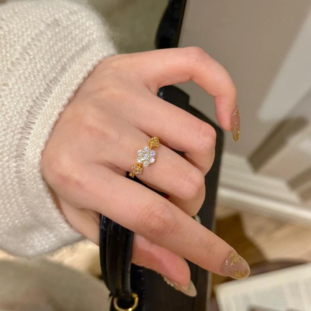 2026 Light Luxury Retro Necklace Explosive Four Leaf Clover Diamond Flash Snowflake Ring