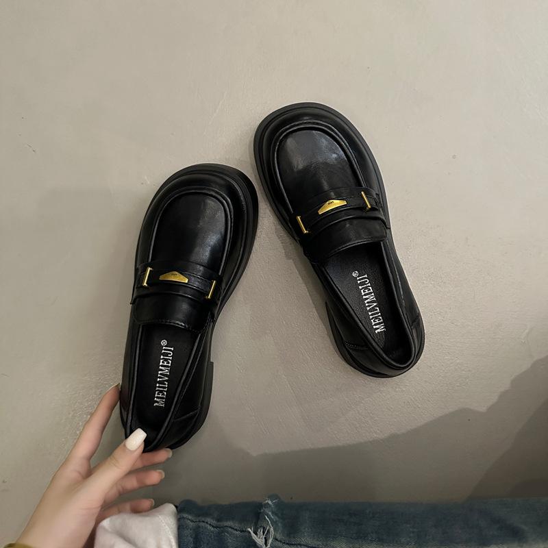 Женские лоферы на платформе 2025 новая осень британский стиль маленькие кожаные туфли черные для работы педаль с юбкой одинарные туфли