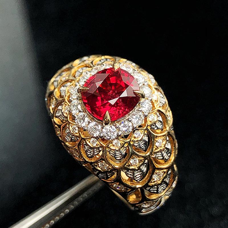 BELLA BOX Итальянское текстурированное резное золотое кроваво-красное матовое кольцо с широким краем, инкрустированное вручную красным бриллиантом, цветное драгоценное кольцо