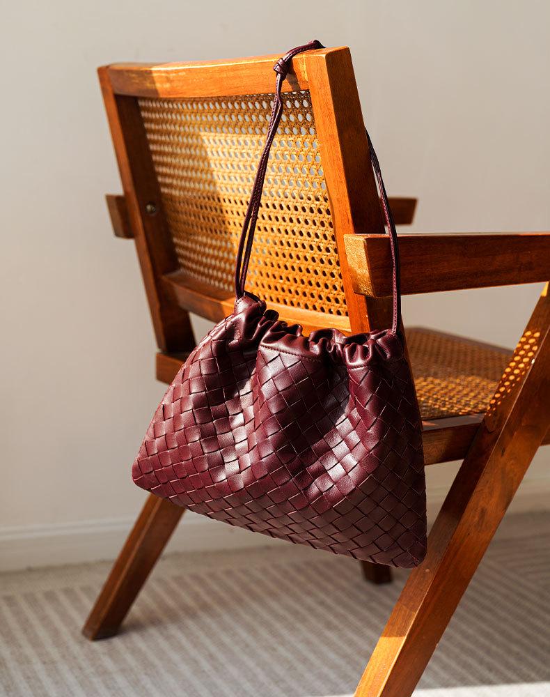 2024 Новая сумка через плечо BV Woven Sheepskin Cloud: Универсальный, модный и популярный стиль с завязками