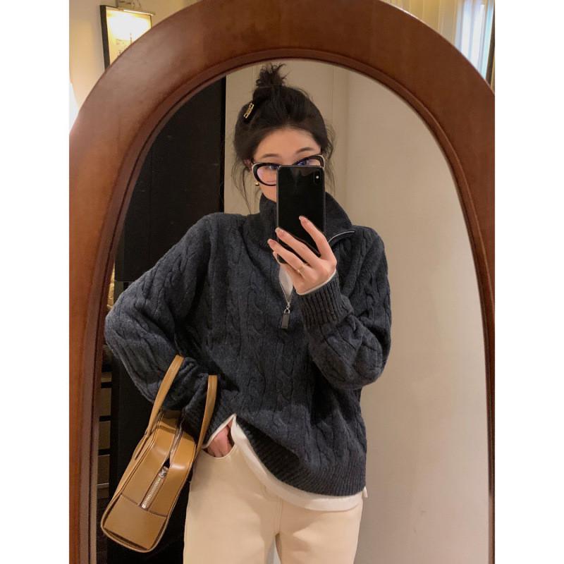 Свитер в корейском стиле с вышивкой пони и полувысоким воротником - Коллекция Осень/Зима 2025