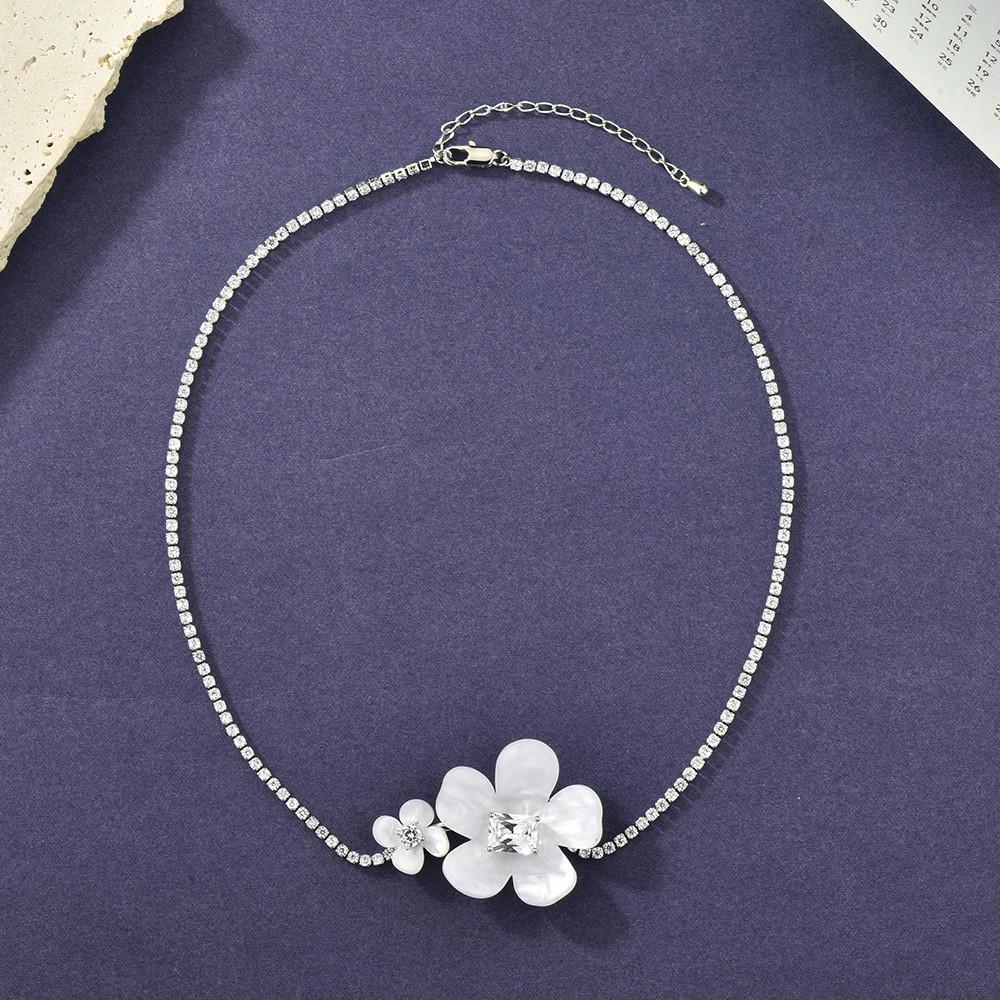 Elegant Floral Cluster Necklace For Women With Stylish Gold And Silver Accents