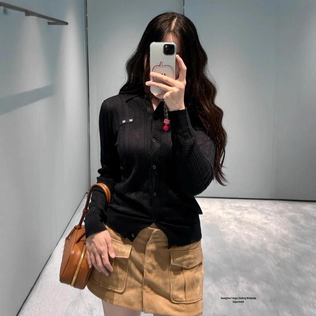 Серия Nanyou Miu: Высококачественная женская трикотажная футболка с полым лацканом и длинным рукавом, тренд на стройнящую верхнюю одежду для начала осени.