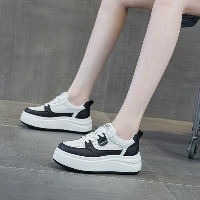 Маленькие белые туфли 2025 весна новая популярная внутренняя высота увеличение повседневная платформа студенческая обувь спортивная удобная модная женская обувь