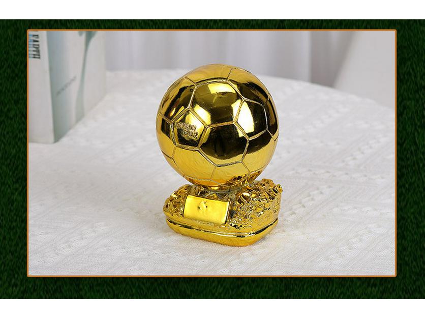 Трофей «Золотой мяч» чемпионата мира по футболу для выдающихся игроков MVP — гравированная награда Роналду Месси