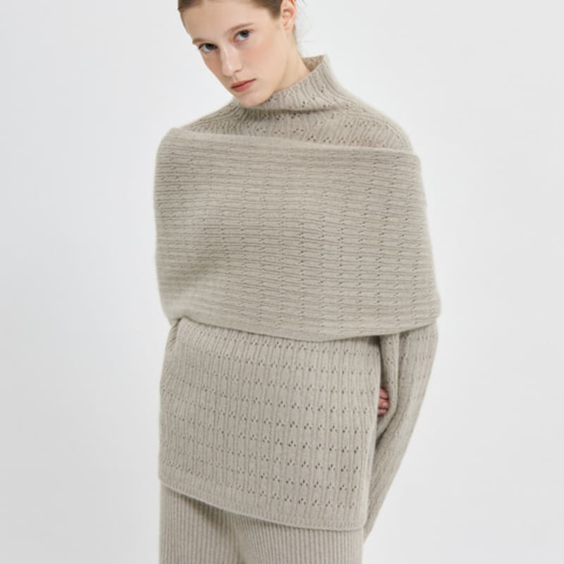 a HAUTE BABY RACCOON YARN KNIT SCARF (WARM BEIGE)