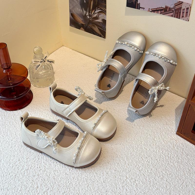 Туфли принцессы для девочек детская обувь 2025 новая весна маленькие кожаные туфли женские сокровище серебристые для девочки мягкая подошва одинарные туфли зарубежный стиль
