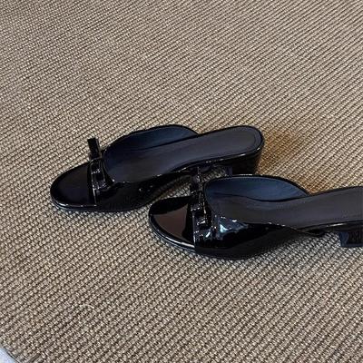 Версия из овчины~ Лакированные черные сандалии с бантом, женские универсальные простые повседневные шлепанцы с низким каблуком и открытым носком