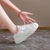 Женские дышащие сетчатые белые туфли Новые летние универсальные повседневные кроссовки на платформе Белые туфли