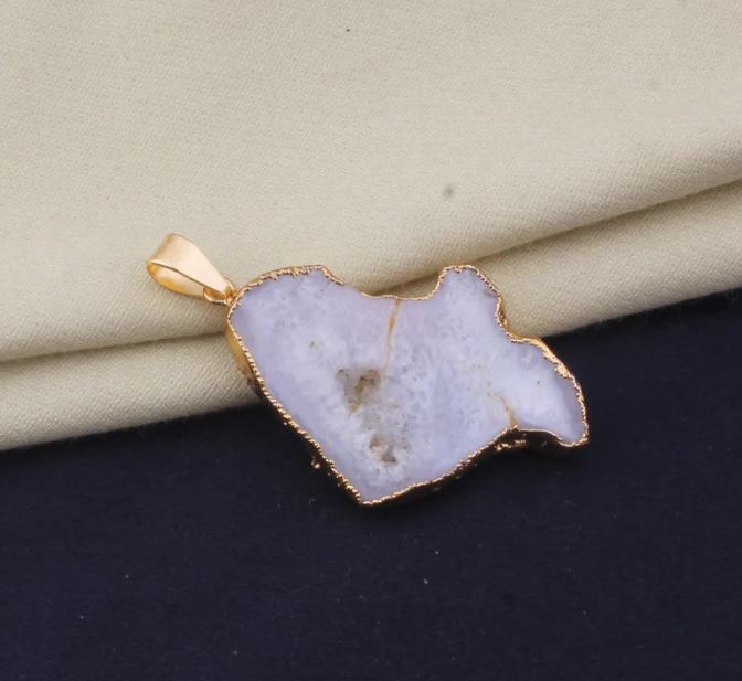 Большой необработанный белый кулон с драгоценным камнем друзи, необработанный кулон с гальваническим покрытием, необработанное кристаллическое ожерелье, подвеска в подарок с камнем рождения, необработанный кулон с драгоценным камнем