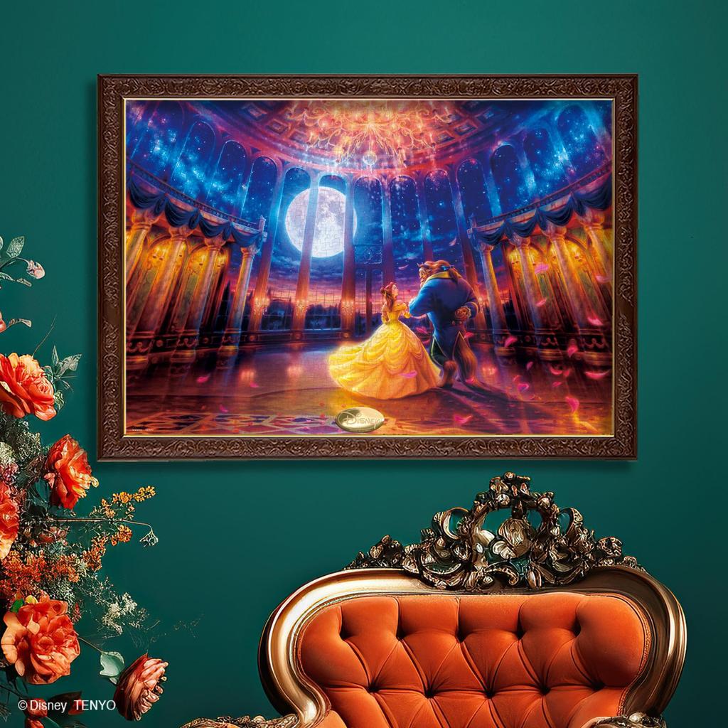 Tenyo в пазле из 1000 элементов Disney Beauty and the Beast Moonlight Ballroom поставляется с клеем и шпателем. В комплект входит сервисная карта [Сделано в Японии]