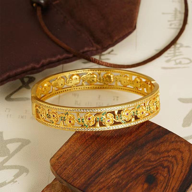 New1914Hollow cloud-patterned flower bracelet with clasp, popular light luxury versatile gold-plated copper jewelry for women