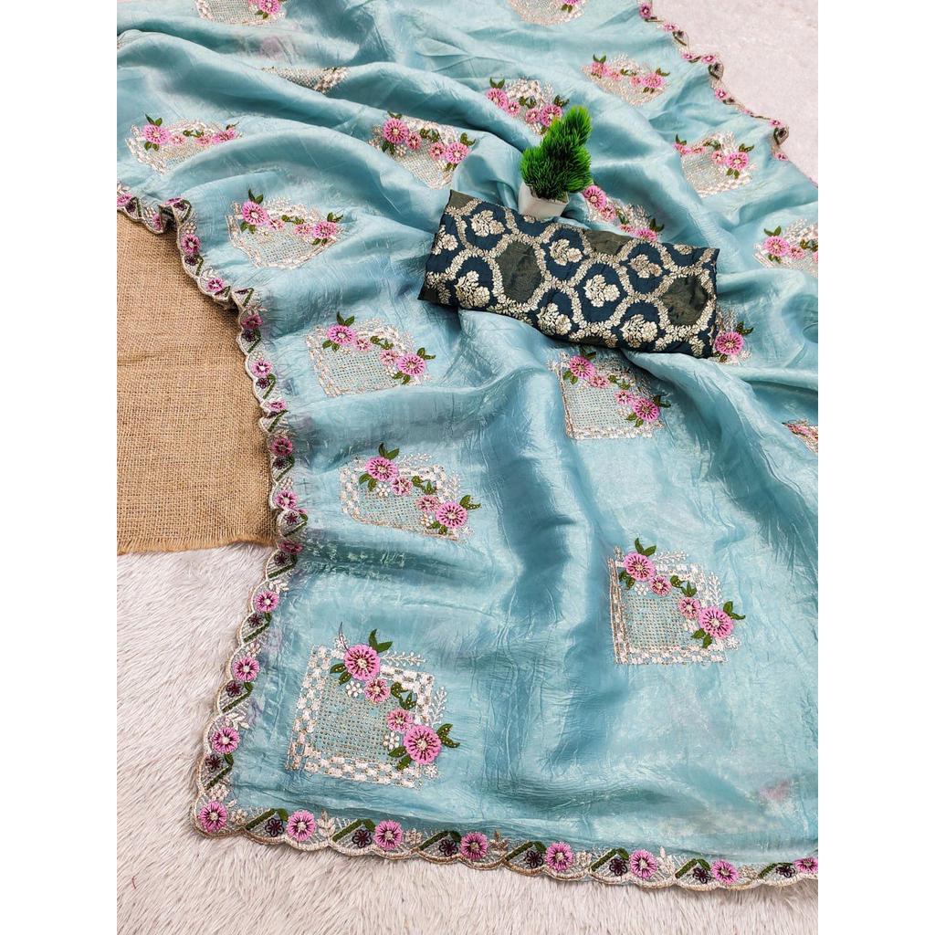 Красивая цветочная вышивка по всему сари